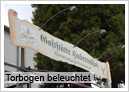 beleuchteter Torbogen